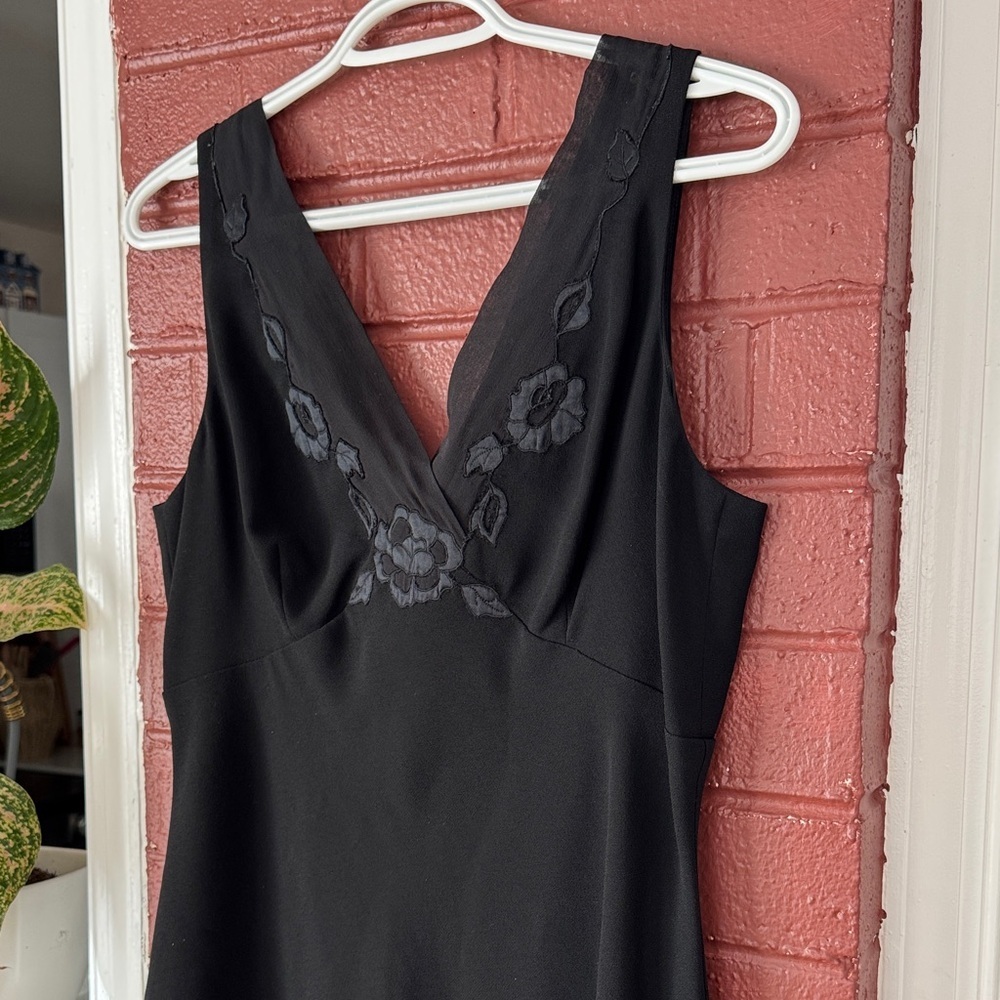 Vintage Ann Taylor Black V Neck Dress with Flower Detailing Petite Size 12 - Picture 4 of 6